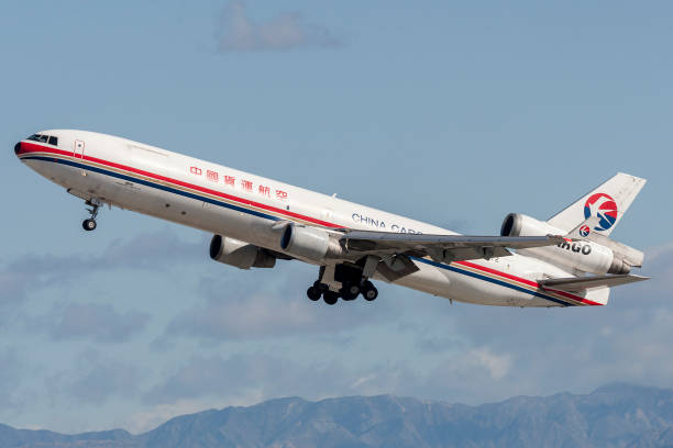 china eastern airlines cargo mcdonnell douglas md-11 samolot towarowy odlatujący z międzynarodowego lotniska w los angeles. - china eastern airlines zdjęcia i obrazy z banku zdjęć