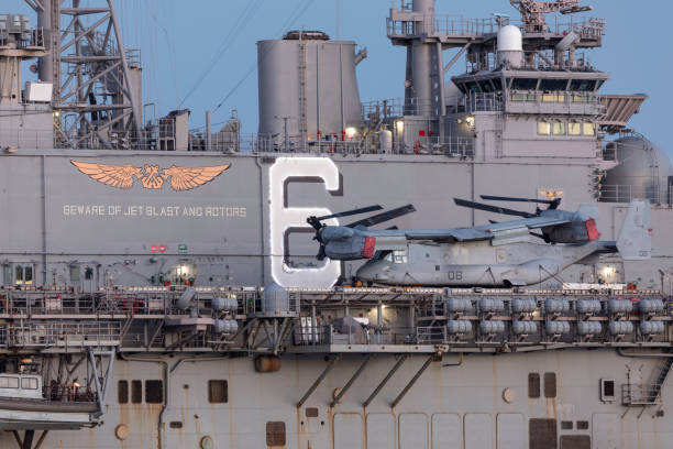 bell boeing mv-22 osprey inclinam aviões rotor do corpo de fuzileiros navais dos estados unidos no convés do navio wasp da marinha dos estados unidos, o uss bonhomme richard. - helicopter boeing marines military - fotografias e filmes do acervo