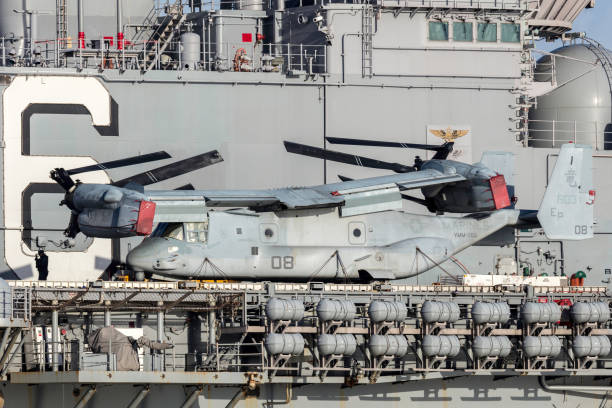 bell boeing mv-22 osprey inclinam aviões rotor do corpo de fuzileiros navais dos estados unidos no convés do navio wasp da marinha dos estados unidos, o uss bonhomme richard. - helicopter boeing marines military - fotografias e filmes do acervo