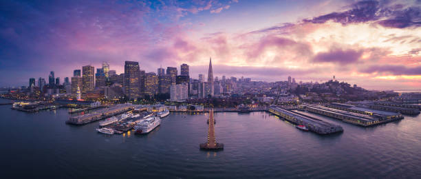 luftaufnahme der skyline von san francisco mit city lights - bay bridge bridge california dawn stock-fotos und bilder