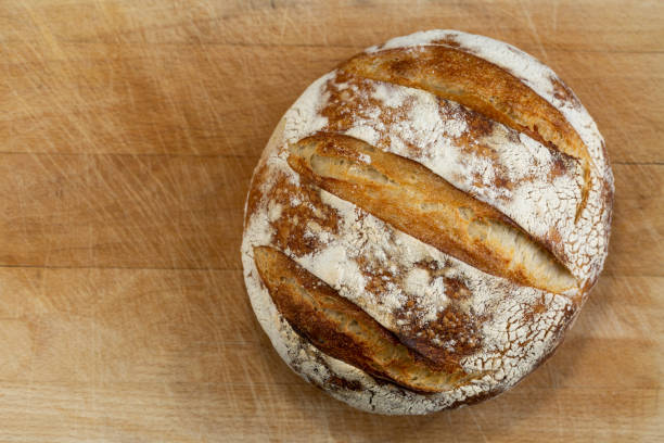 Pan de masa fermentada casero recién horneado - foto de stock