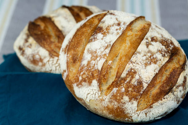 Świeżo upieczony, domowy chleb na zakwasie – zdjęcie