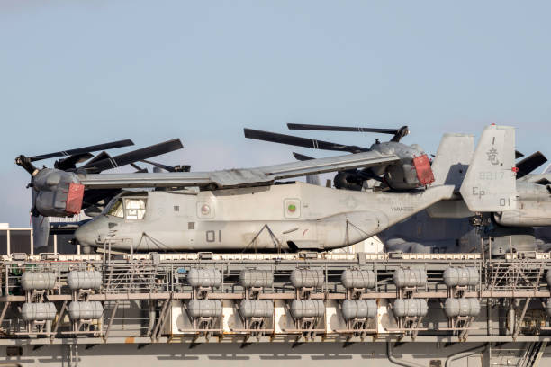 bell boeing mv-22 osprey tilt rotor samolot z united states marine corps na pokładzie untied states navy wasp statku uss bonhomme richard. - helicopter boeing marines military zdjęcia i obrazy z banku zdjęć