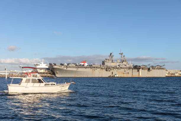 uss bonhomme richard (lhd-6) navio de assalto anfíbio classe vespa da marinha dos estados unidos ancorado no station pier em melbourne austrália com helicópteros do corpo de fuzileiros navais dos estados unidos no convés. - helicopter boeing marines military - fotografias e filmes do acervo