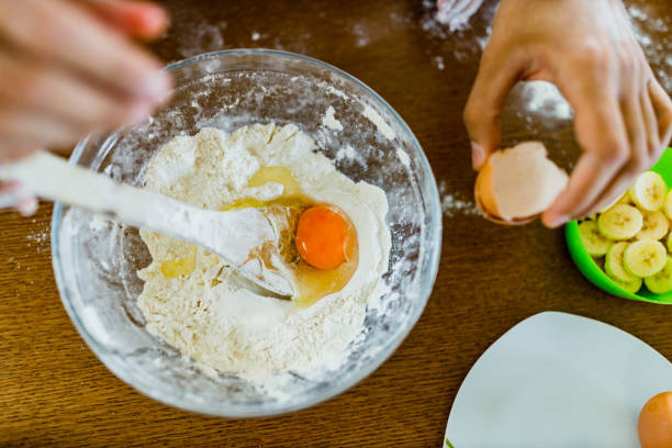 깨진 달걀 노른자와 그릇에 밀가루. - eggs bowl cracked dining table 뉴스 사진 이미지