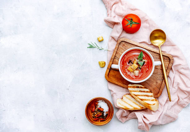 frische kalte tomatensuppe mit brot auf dem tisch. sommer-essen. top-ansicht, kopierraum - tomatensuppe stock-fotos und bilder