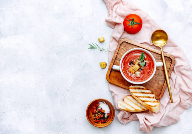 zuppa fresca di pomodoro freddo con pane in tavola. cibo estivo. visualizzazione superiore, spazio di copia - zuppa di pomodoro foto e immagini stock