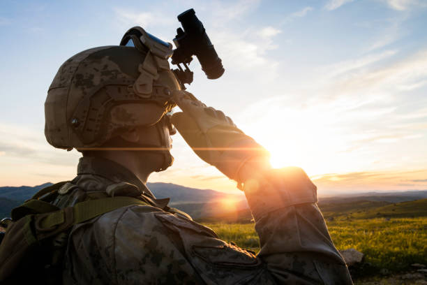 silhouette di un solido salutare contro il cielo al tramonto - saluting armed forces military army foto e immagini stock