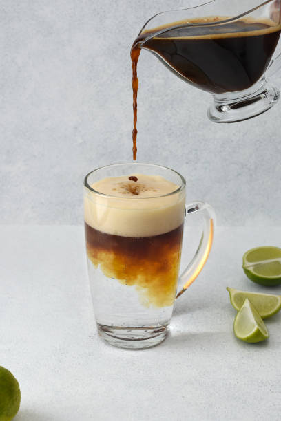 fare cocktail di caffè tonico con lime sul retrogusto leggero. - acqua tonica foto e immagini stock