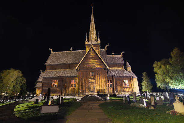 stavkirke di lom di notte - stavkyrkje foto e immagini stock