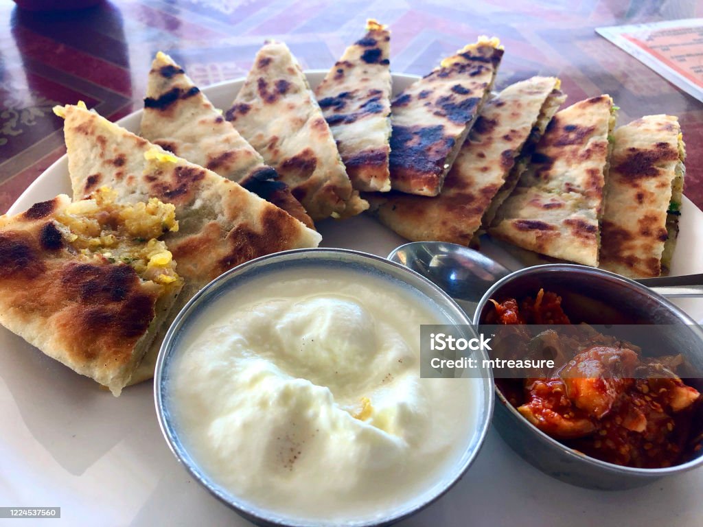 Hình Ảnh Món Ăn Sáng Tự Chọn Ấn Độ Lát Aloo Parathas Rắc Hành Tây ...