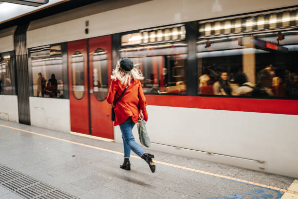 donna che corre a prendere il treno - train subway station people subway train foto e immagini stock