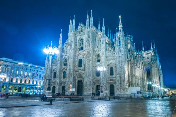 catedral de milão - milan italy cathedral duomo of milan night - fotografias e filmes do acervo