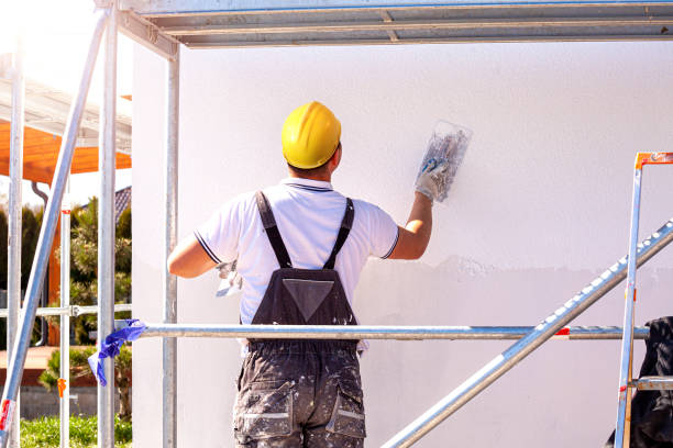 bauarbeiter verputzt die gebäudefassade. - plasterer construction site manual worker plaster stock-fotos und bilder
