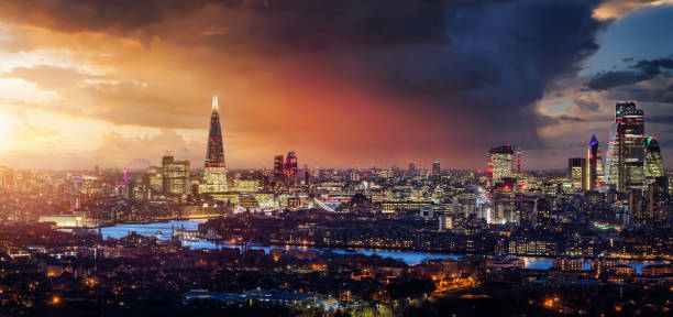 vista panoramica sullo skyline illuminato di londra, regno unito, durante il tramonto - weather england london england thames river foto e immagini stock