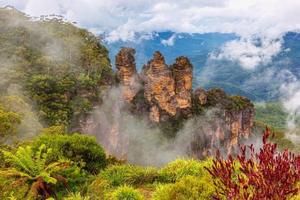 オーストラリア・ニューサウスウェールズ州ブルーマウンテンズの3人姉妹岩形成 - ブルー・マウンテンズ 写 真 ストックフォトと画像
