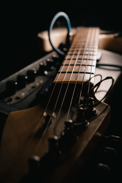 el detalle de primer plano de guitarra y amplificador - musical instrument string music dark old fashioned fotografías e imágenes de stock