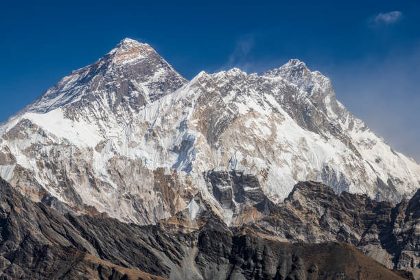 l'everest e lhotse da renjo la, il panorama himalayano di 45 mpix - renjo la foto e immagini stock