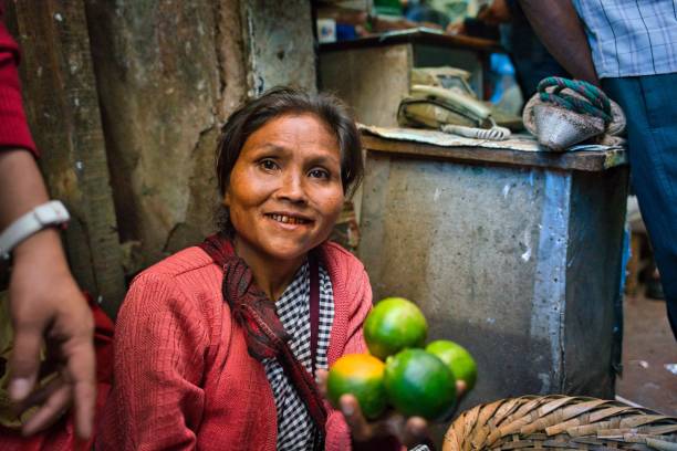 donna al mercato di iewduh bara bazar, a shillong, india - women mature adult mature women beautiful foto e immagini stock