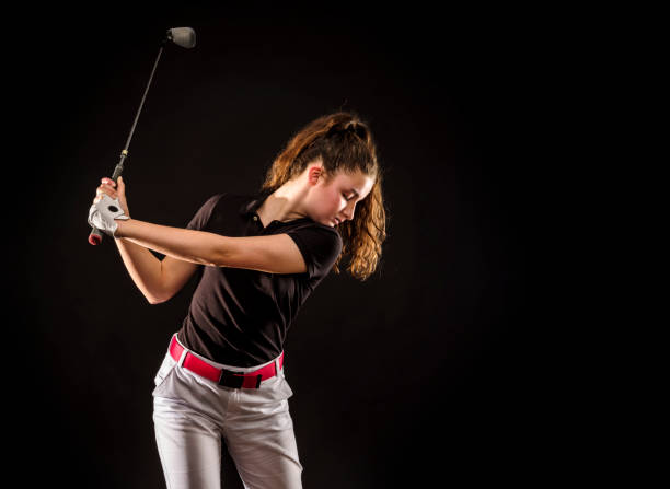 zbliżenie dziewczyny grającej w golfa - putting golf golfer golf swing zdjęcia i obrazy z banku zdjęć