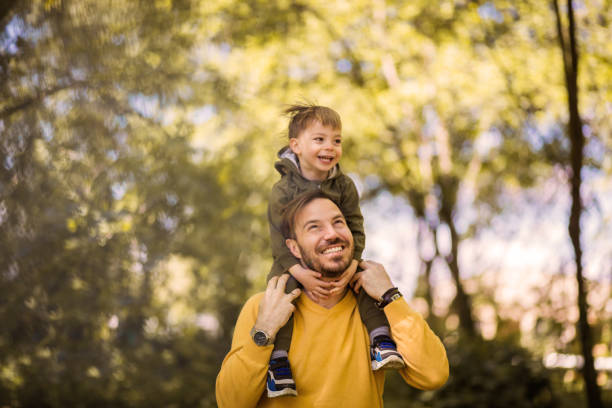 mio figlio è il mio mondo. - action family photograph fathers day foto e immagini stock