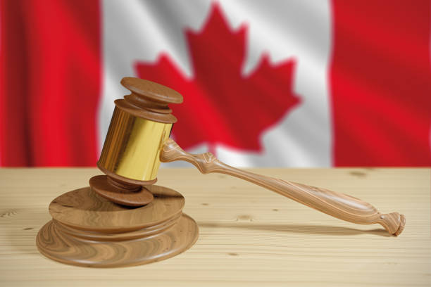 questions juridiques au canada avec le marteau d’un juge - canadian flag flag trial justice photos et images de collection