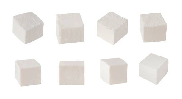 кубики сыра фета или бриндза изолированы - fetta cheese стоковые фото и изображения
