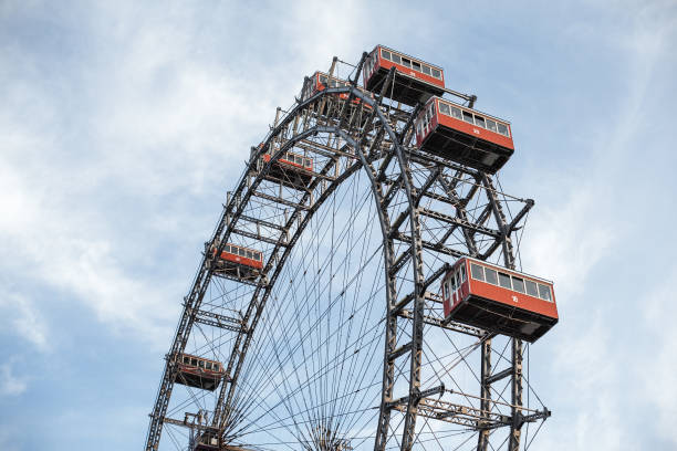 berühmtes riesenrad des wiener praterparks namens wurstelprater - wiener wurstelprater stock-fotos und bilder