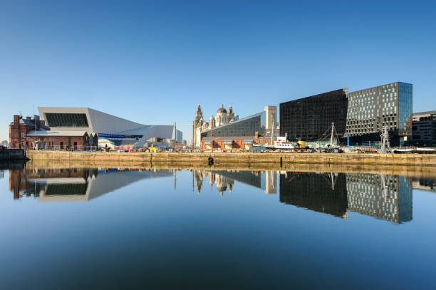 liverpool docks waterfront reflections, angleterre, royaume-uni - albert dock photos et images de collection