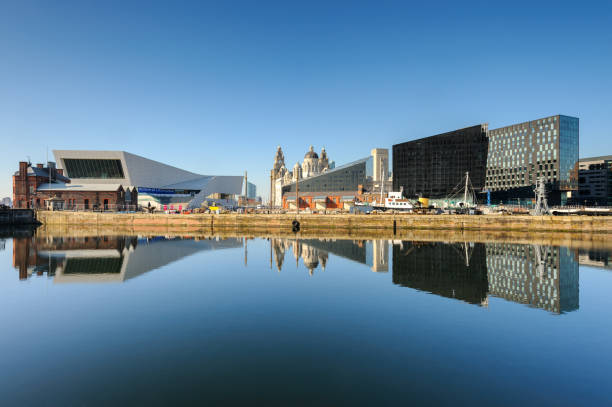 liverpool docks waterfront reflections, inghilterra, regno unito - river mersey foto e immagini stock