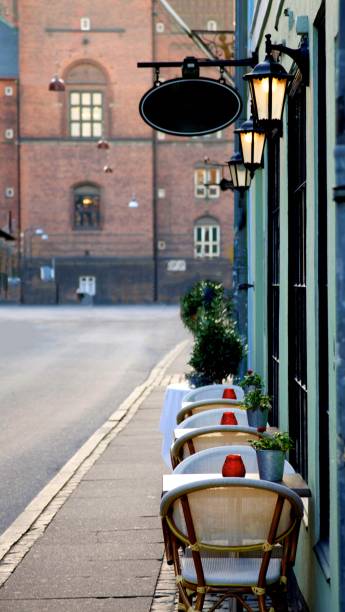 elegant sidewalk cafe - denmark copenhagen brick street imagens e fotografias de stock