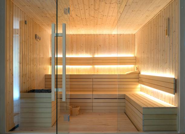 vue avant de la salle de sauna finlandaise vide. intérieur moderne de la cabine de spa en bois avec la vapeur sèche - sauna photos et images de collection