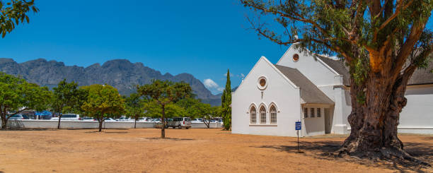 igreja reformada holandesa branca em franschhoek, áfrica do sul - africa south vineyard industry - fotografias e filmes do acervo