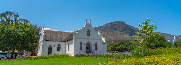 igreja reformada holandesa branca em franschhoek, áfrica do sul - africa south vineyard industry - fotografias e filmes do acervo