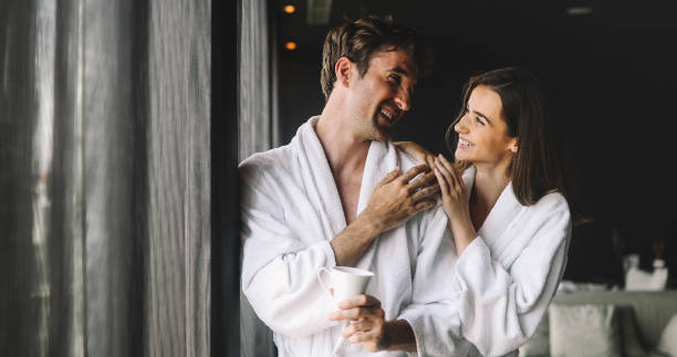 szczęśliwe małżeństwo relaksujące się w wellness spa resort - bathrobe health spa spa treatment couple zdjęcia i obrazy z banku zdjęć