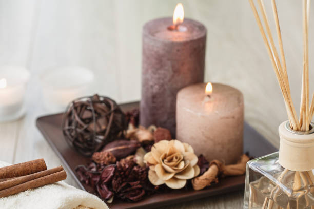 kerzen angezündet und aromen verbreiten sich, um eine achtsamkeitsmeditation zu haben - aromatherapy candles stock-fotos und bilder