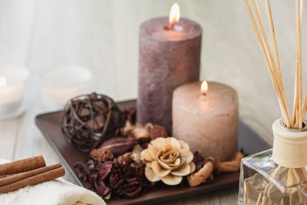 candele accese e aromi che si diffondono per avere una meditazione mindfulness - aromatherapy candles foto e immagini stock