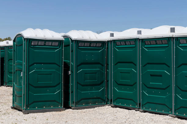 zone de stockage porta potty. les toilettes portatives sont généralement visibles lors des concerts, des parcs et des chantiers de construction. - porta potty photos et images de collection