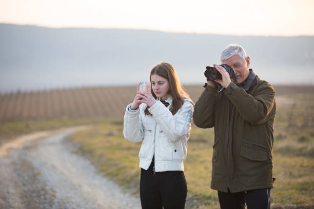 brecha de generación en fotografía - diferencia entre generaciones fotografías e imágenes de stock