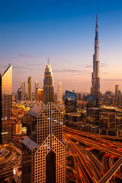 горизонт дубая на закате, оаэ - dubai skyline panoramic united arab emirates стоковые фото и изображения