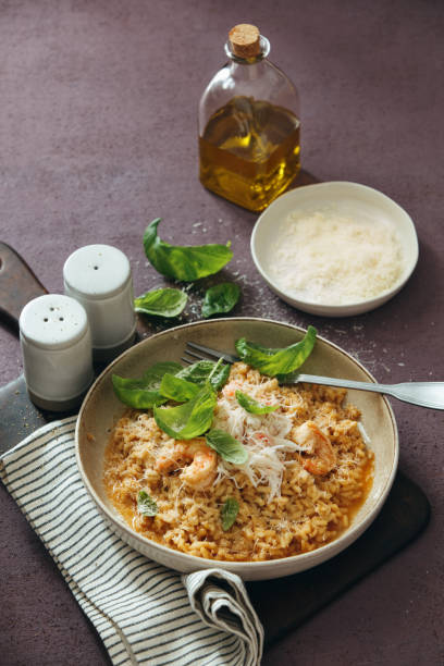 risotto z mięsem kraba i krewetkami - parmesan cheese risotto rice basil zdjęcia i obrazy z banku zdjęć