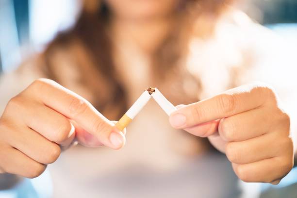 mano de enfoque, mujeres dejan de fumar para la buena salud de uno mismo - tobacco fotografías e imágenes de stock