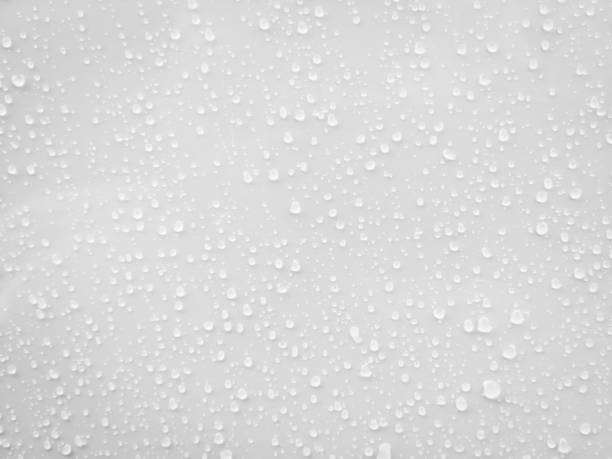 gouttes d’eau sur le fond blanc de surface. - wet surface photos et images de collection