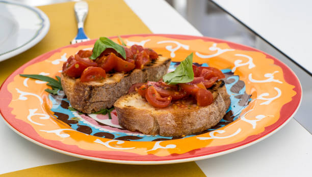 tomatenbruschetta - pizza pastry crust oven meat stock-fotos und bilder