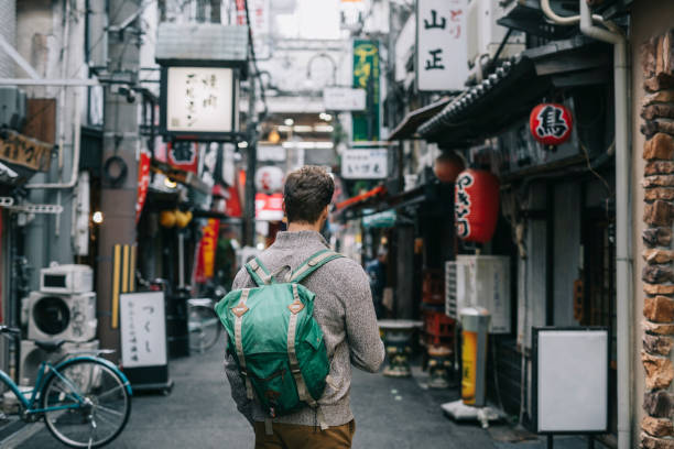 explorador no japão - backpacker green vacations outdoors - fotografias e filmes do acervo