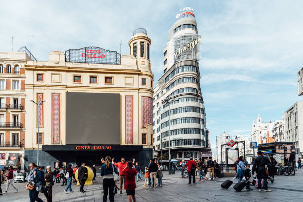 pessoas na praça callao no centro de madrid - day outdoors built structure building exterior - fotografias e filmes do acervo