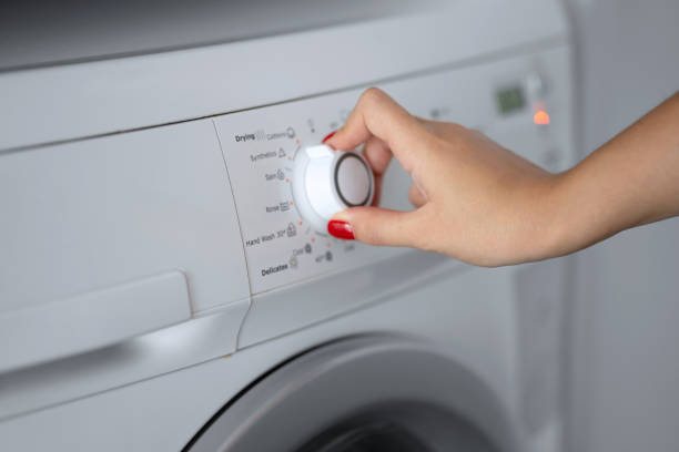 la chica establece el programa de lavado para la lavadora - switch electricity power group of objects fotografías e imágenes de stock