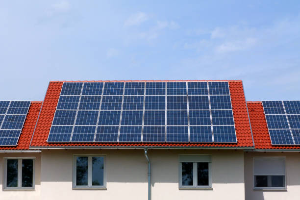 zonnepanelen op hellend modern kleidak in aanbouw - autarkie stockfoto's en -beelden