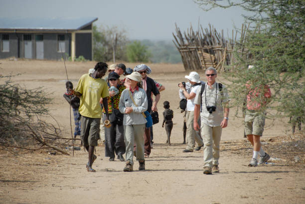 turistas ocidentais são recebidos pelo povo karo em kolcho, etiópia. - adventure african ethnicity rural scene day - fotografias e filmes do acervo