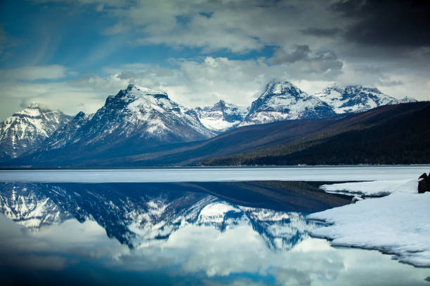 빙하 국립공원의 푸른 하늘 - mountain winter mountain peak lake 뉴스 사�진 이미지